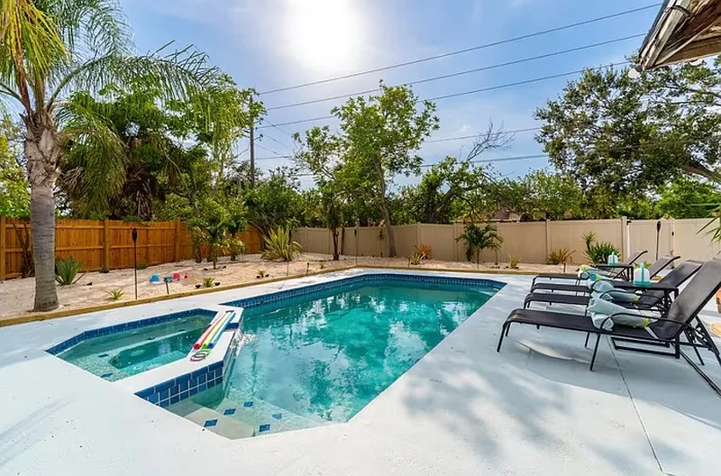 3 bed, 2.0 bath, 1588 sqft, $4,750 — Photo 2