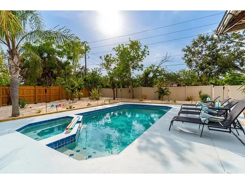 Building Photo - 166 Pinellas Way N #1