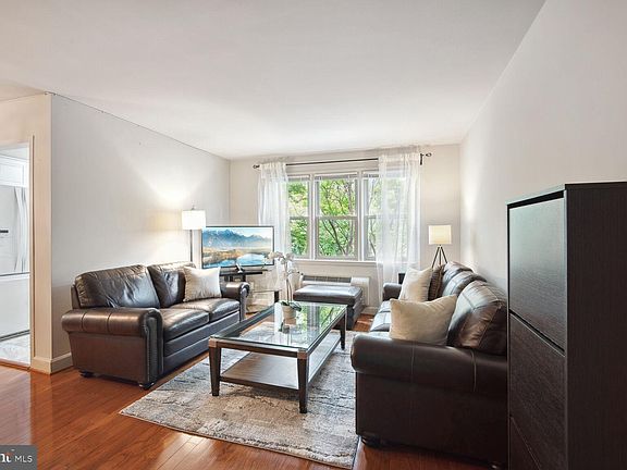 3rd image of 2036 N Woodrow St APT 8