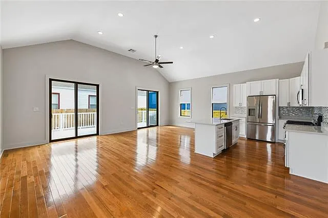 2139 Columbus St — Photo 4