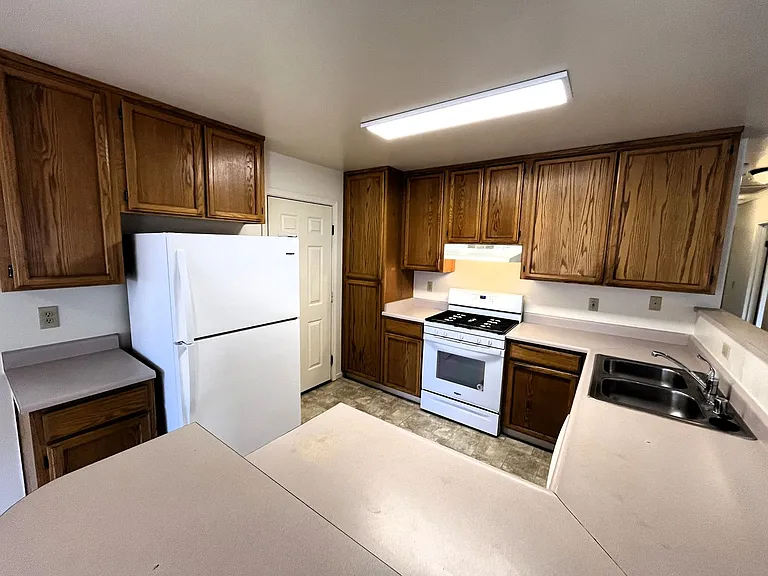 2025 Thiel Ave — Photo 6