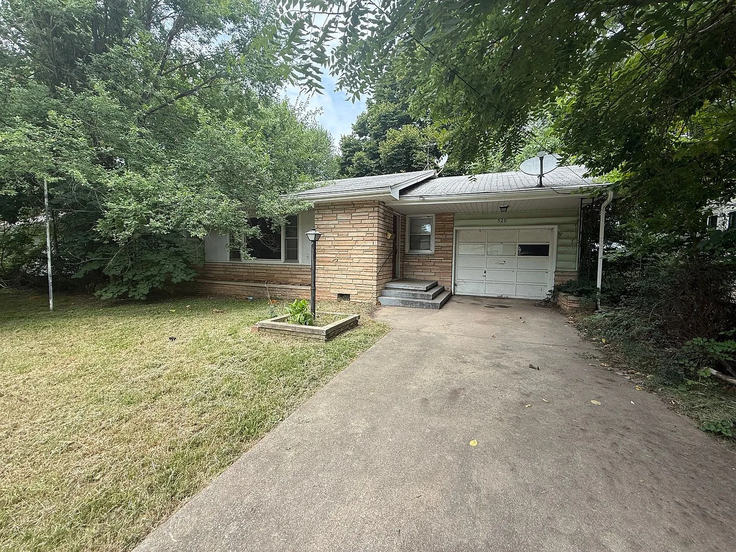 3 Bedroom 1 Bath with 1 Car Garage! — Photo 1