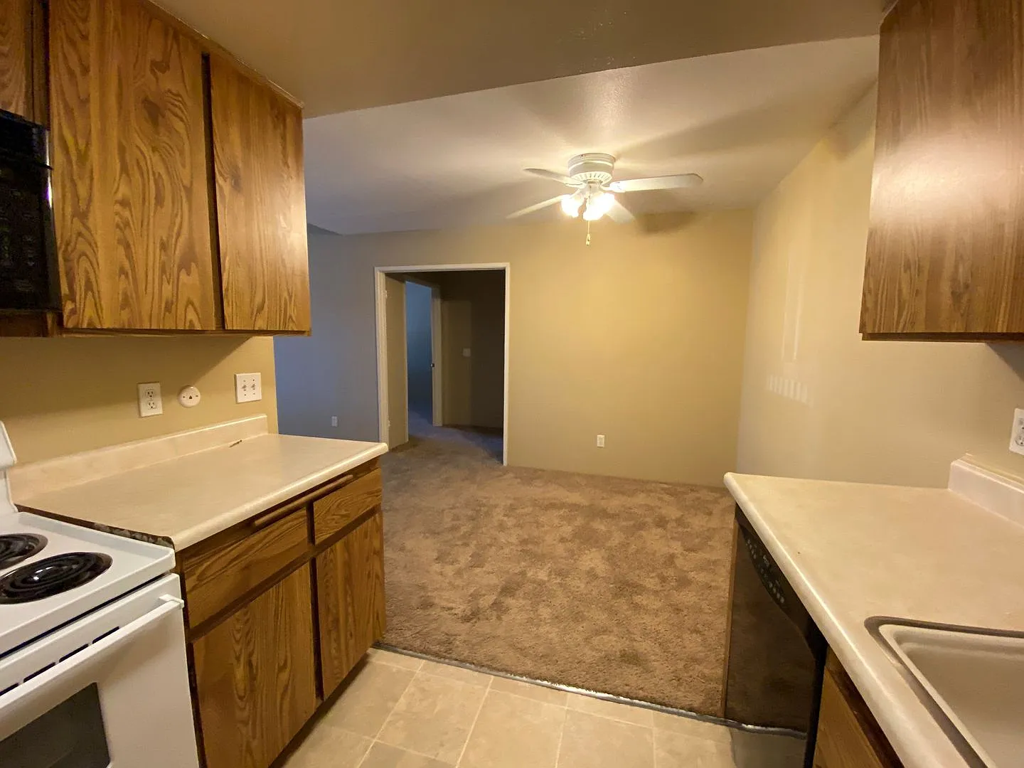 Upstairs 1 bedroom Mira Mesa Condo! — Photo 3