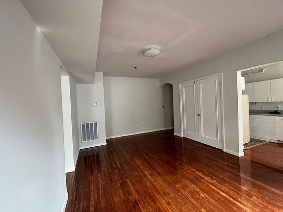 3rd image of 1003 E 2nd Ave SW #1
