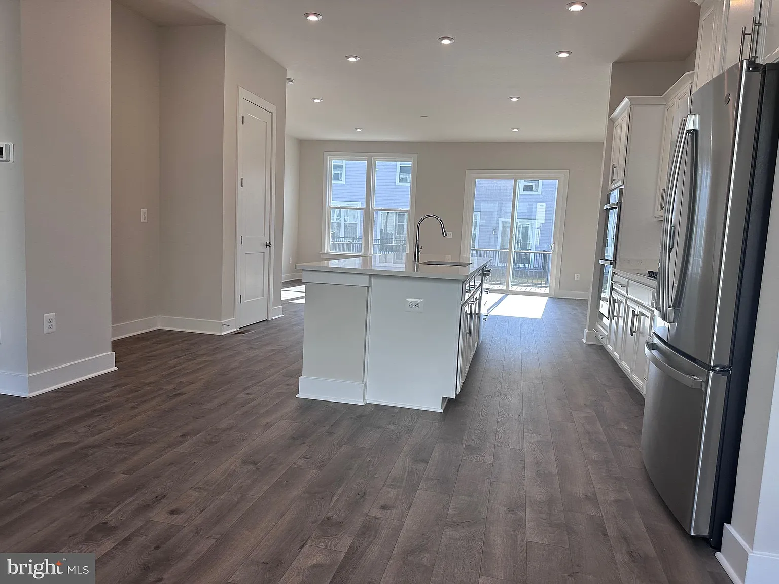 3 bed, 2.5 bath, 2160 sqft, $4,300 — Photo 4