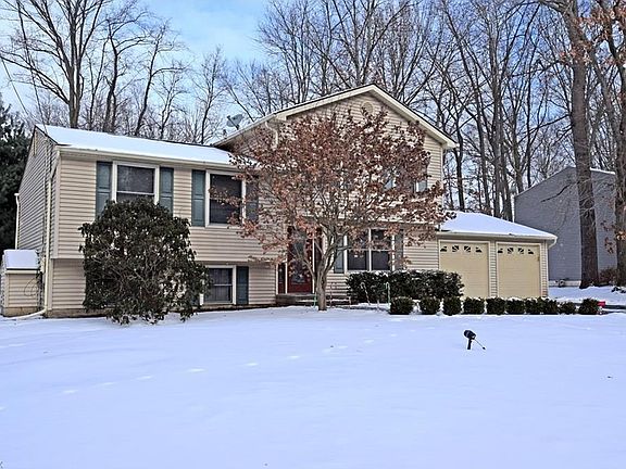 2nd image of 7815 Castle Rock Dr NE