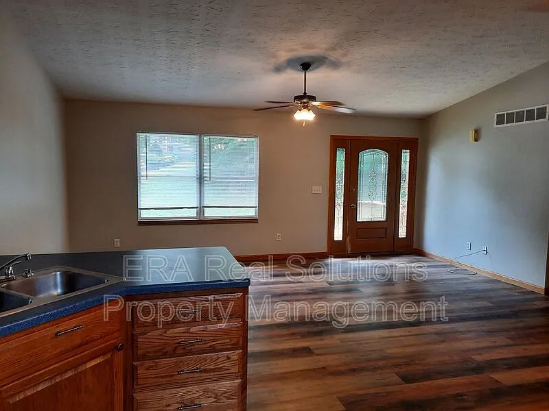 3 bed, 1.0 bath, 1040 sqft, $1,395 — Photo 2