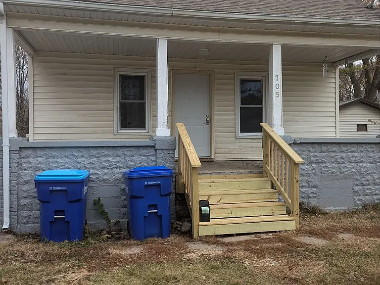 705 W Charles St — Photo 1