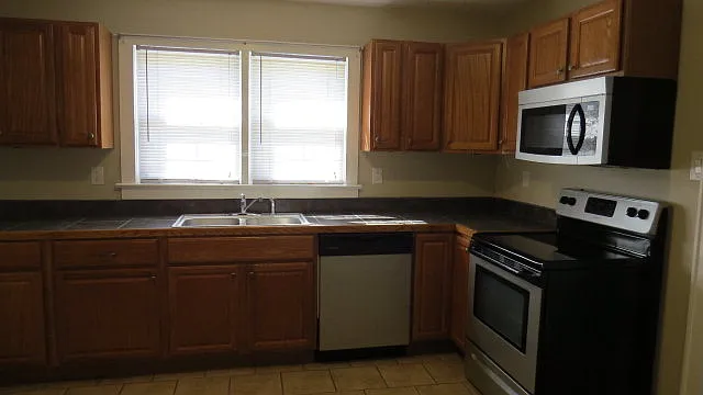225 Ruth St — Photo 8
