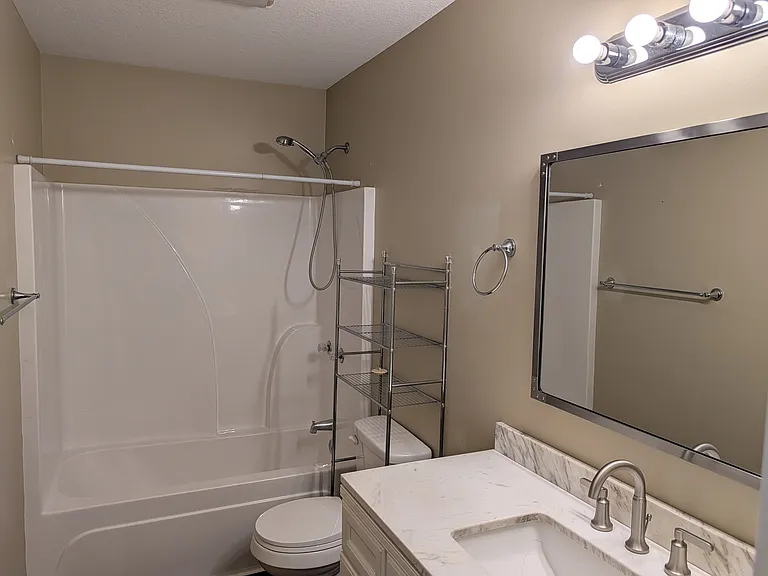 3880 Simpson Rd E — Photo 17