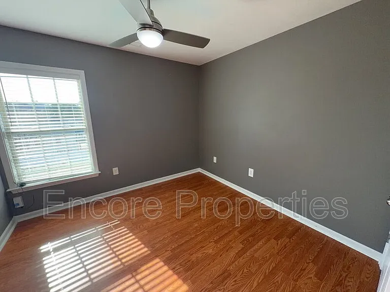 912 Custom Oak Ln — Photo 8