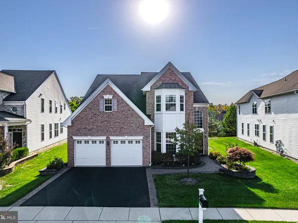 37 Delmore Dr, Kendall Park, NJ 08824