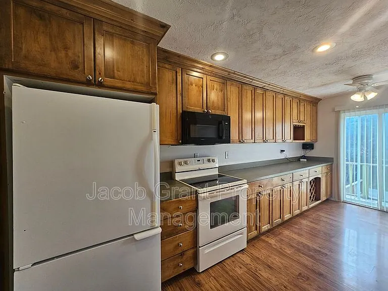 360 N Fanning Ave — Photo 3