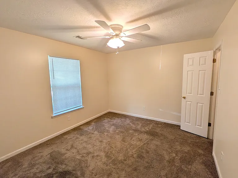 526 Edgecliff Ln — Photo 14