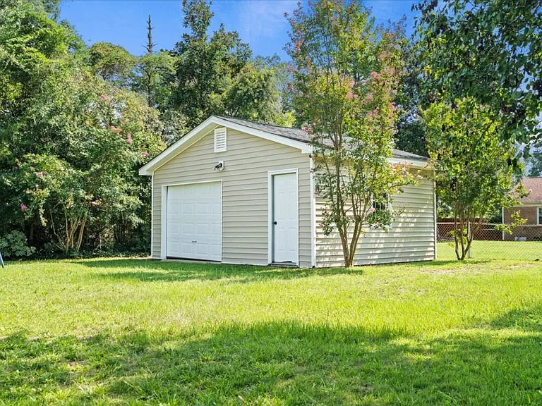 423 Sheffield Dr — Photo 11