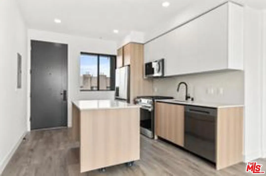 1 bed, 1.0 bath, $2,375 — Photo 1