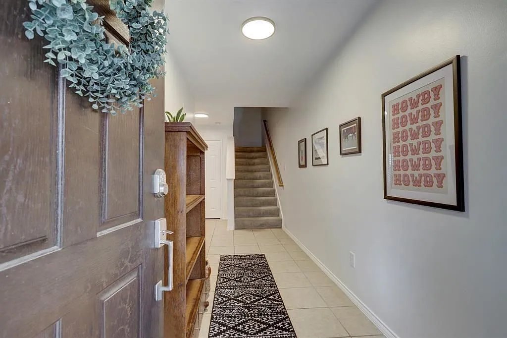 3 bed, 3.0 bath, 2118 sqft, $3,000 — Photo 3