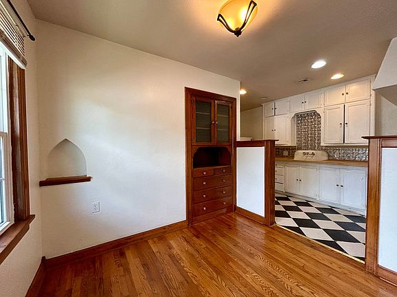 5th image of 323 S Duck St #4
