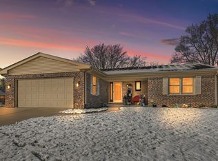 330 High Point Dr, Lindenhurst, IL 60046