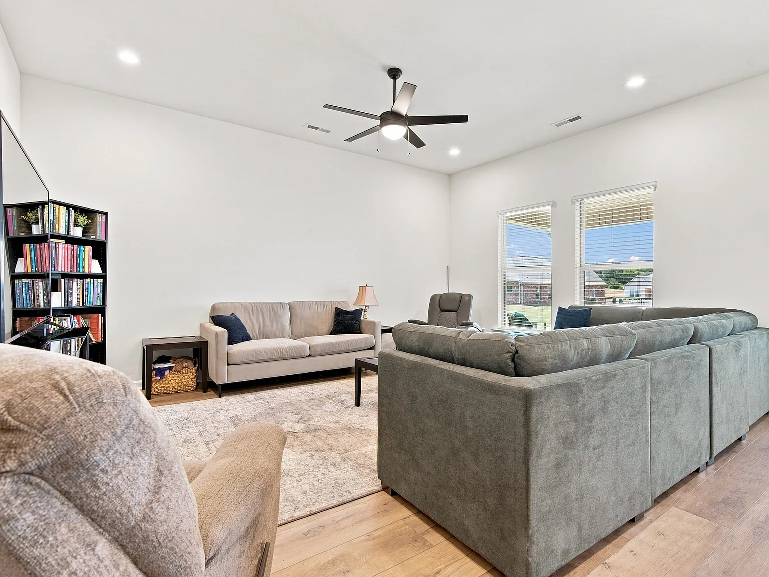 3 bed, 1848 sqft, $1,895 — Photo 3