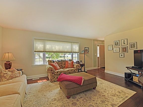 4th image of 14 Hickory Dr