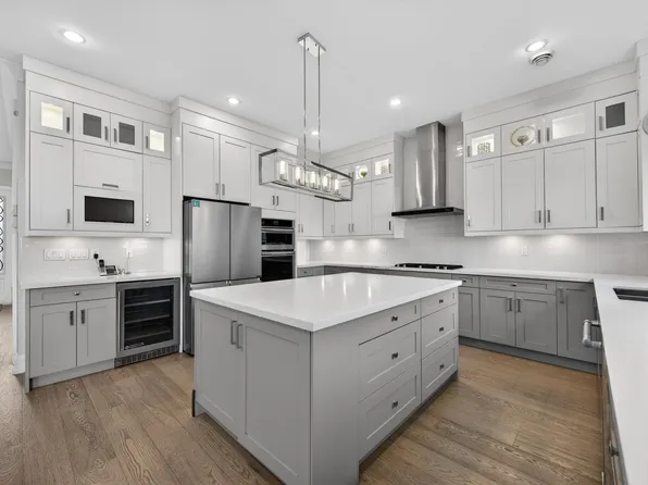 824 Chestnut St, New Westminster, BC V3L 4N2