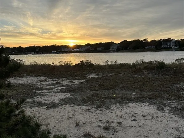 44 Commodore Ln, East Falmouth, MA 02536