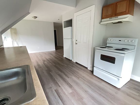 3rd image of 345 Bay St #3