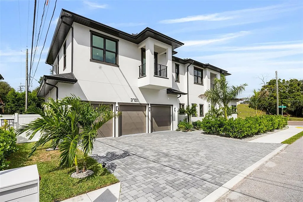 5 bed, 5.5 bath, 5096 sqft, $22,500 — Photo 2