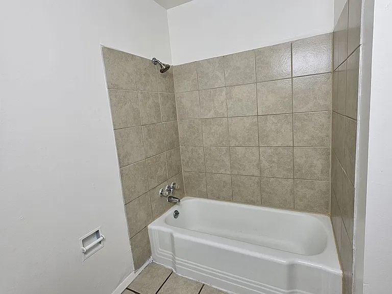 521 Palomas Dr SE #C — Photo 9