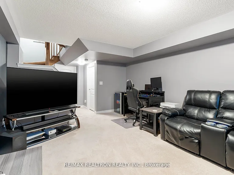19 Sutcliffe Dr — Photo 22
