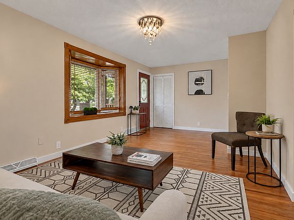 4th image of 526 Becker Ave SE