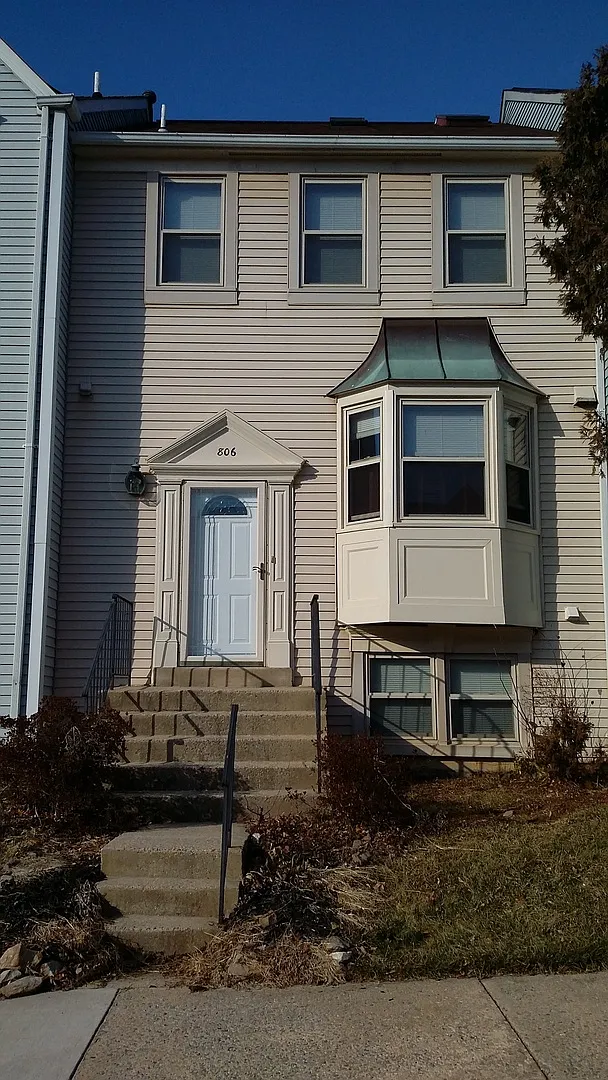Spacious Th In Gaithersburg — Photo 1