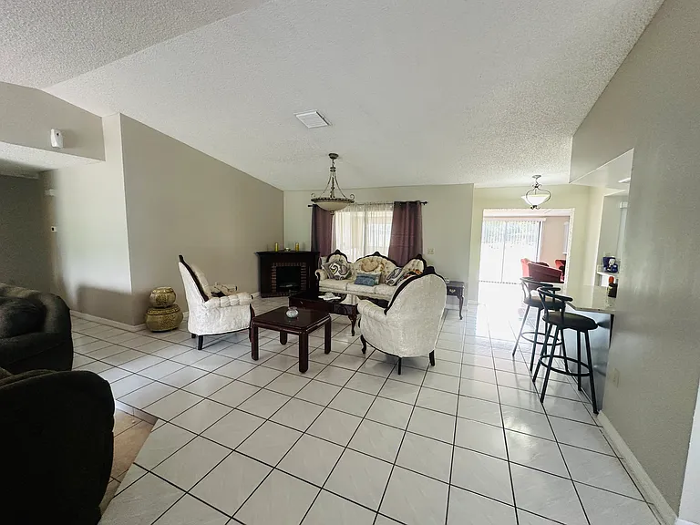 2046 N Stewart St — Photo 11