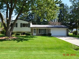 2910 Nanwich Dr, Waterford, MI 48329