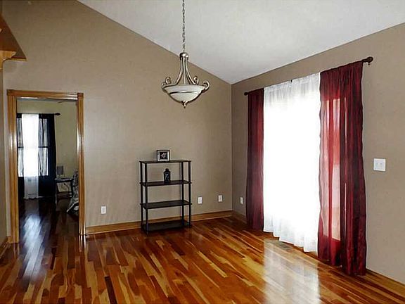 5th image of 443 Meadowlark Dr