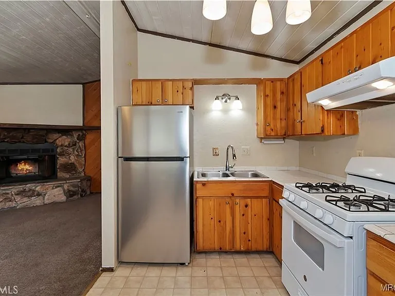 949 Pine Ln — Photo 13