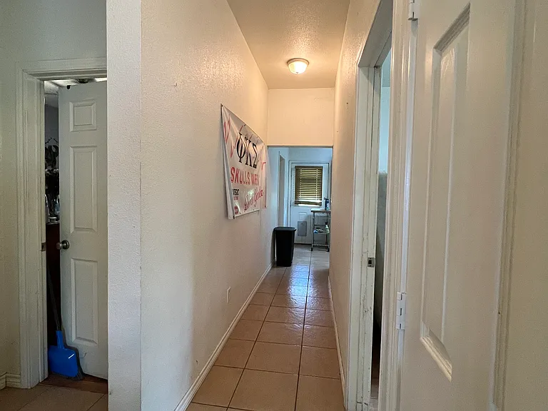 547 E Crow St — Photo 10