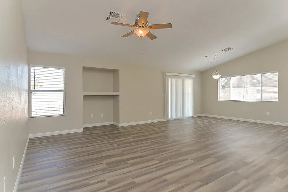 3 bed, 2.0 bath, 1431 sqft, $2,240 — Photo 4
