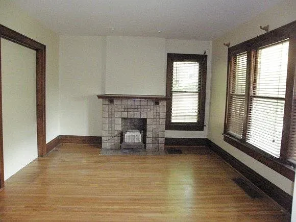7 bed, 2307 sqft, $6,125 — Photo 4