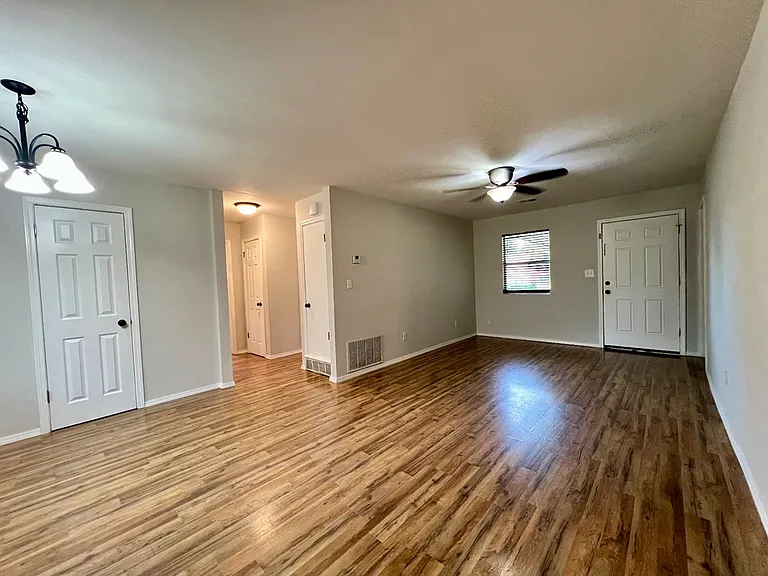 7400 S Drexel Ave — Photo 4