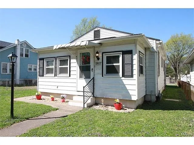 2827 Buxton Ave photo 1