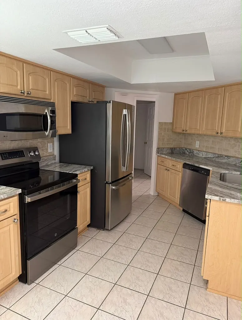 3 bed, 1400 sqft, $1,900 — Photo 3