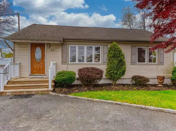 77 Parliament Pl, North Babylon, NY 11703