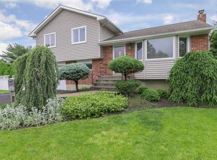 36 Starlight Dr, Commack, NY 11725