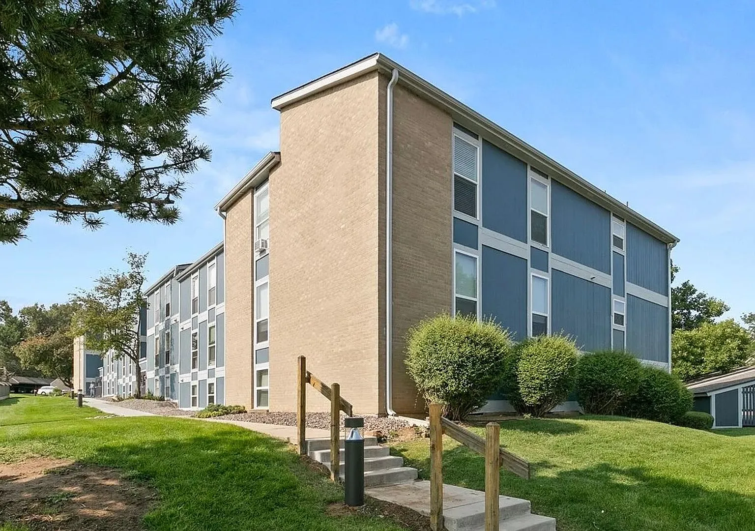Spacious Centennial Condo — Photo 3