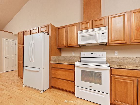 Beautiful kitchen with nice upscale cabinetry and Granite tile countertops.>
