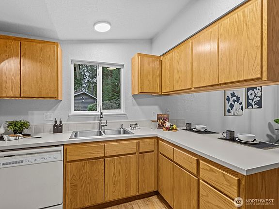 4th image of 8405 55th Avenue NE #10