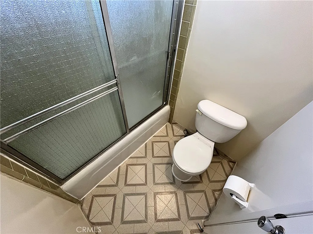 Studio, 300 sqft, $1,500 — Photo 4