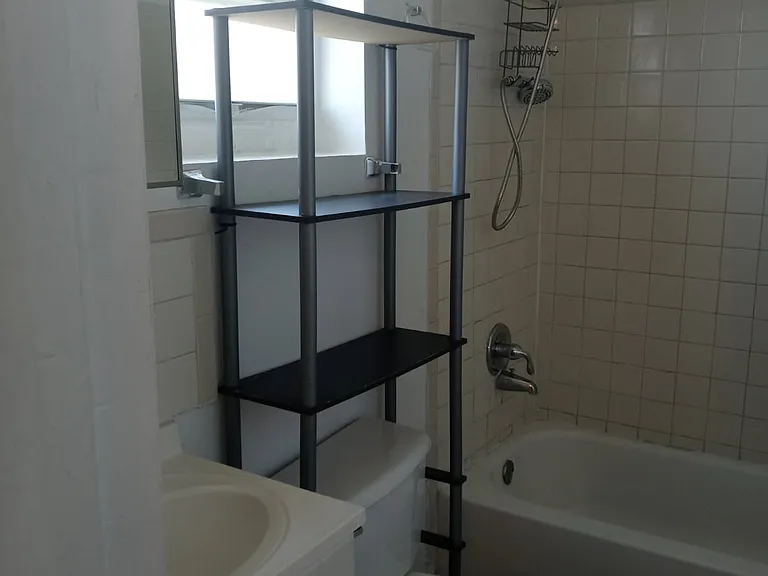 724 W 3rd St #B — Photo 8